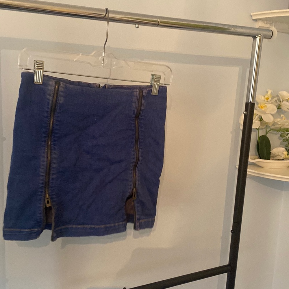 Denim mini skirt with front zippers
